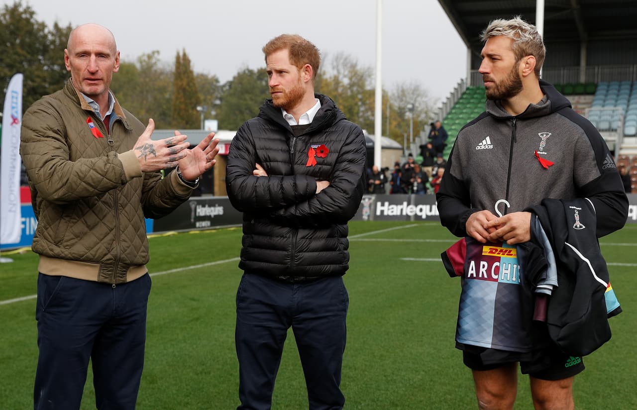 Gareth Thomas, de 45 años, es considerado una gran estrella del deporte en el Reino Unido. En septiembre pasado anunció que 
<b><a href="https://www.univision.com/shows/noticiero-univision/un-paciente-con-vih-se-cura-tras-un-trasplante-de-medula-osea-pero-como-sucede-este-proceso-video" target="_blank">padece el virus del VIH</a>. </b>El príncipe Harry hizo público su apoyo al exdeportista tras dar a conocer la noticia.