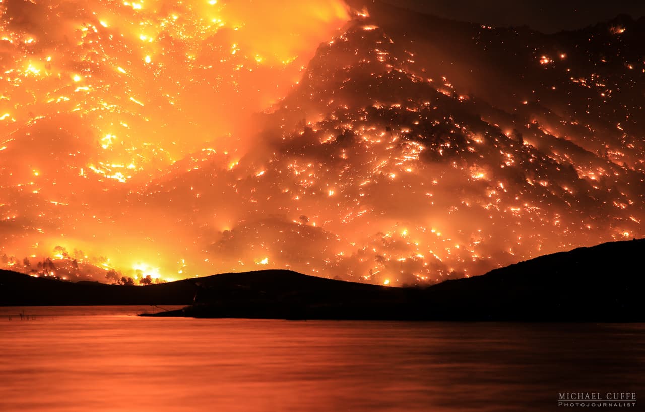 Las llamas tiñen de naranja las laderas junto a Lake Isabella.