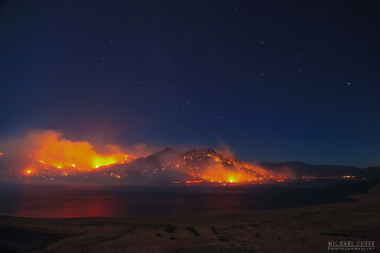 La primera noche del incendio los bomberos apenas pudieron hacer frente al fuego. Las llamas avanzaron más de 11 millas.