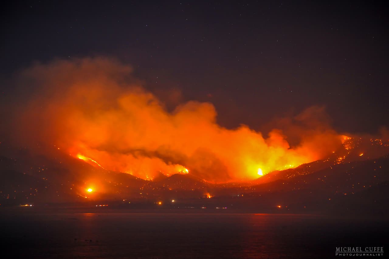 Pequeños focos de fuego marcan los lugares más activos. La zona tenía depósitos de gas que saltaron por los aires en contacto con las llamas.