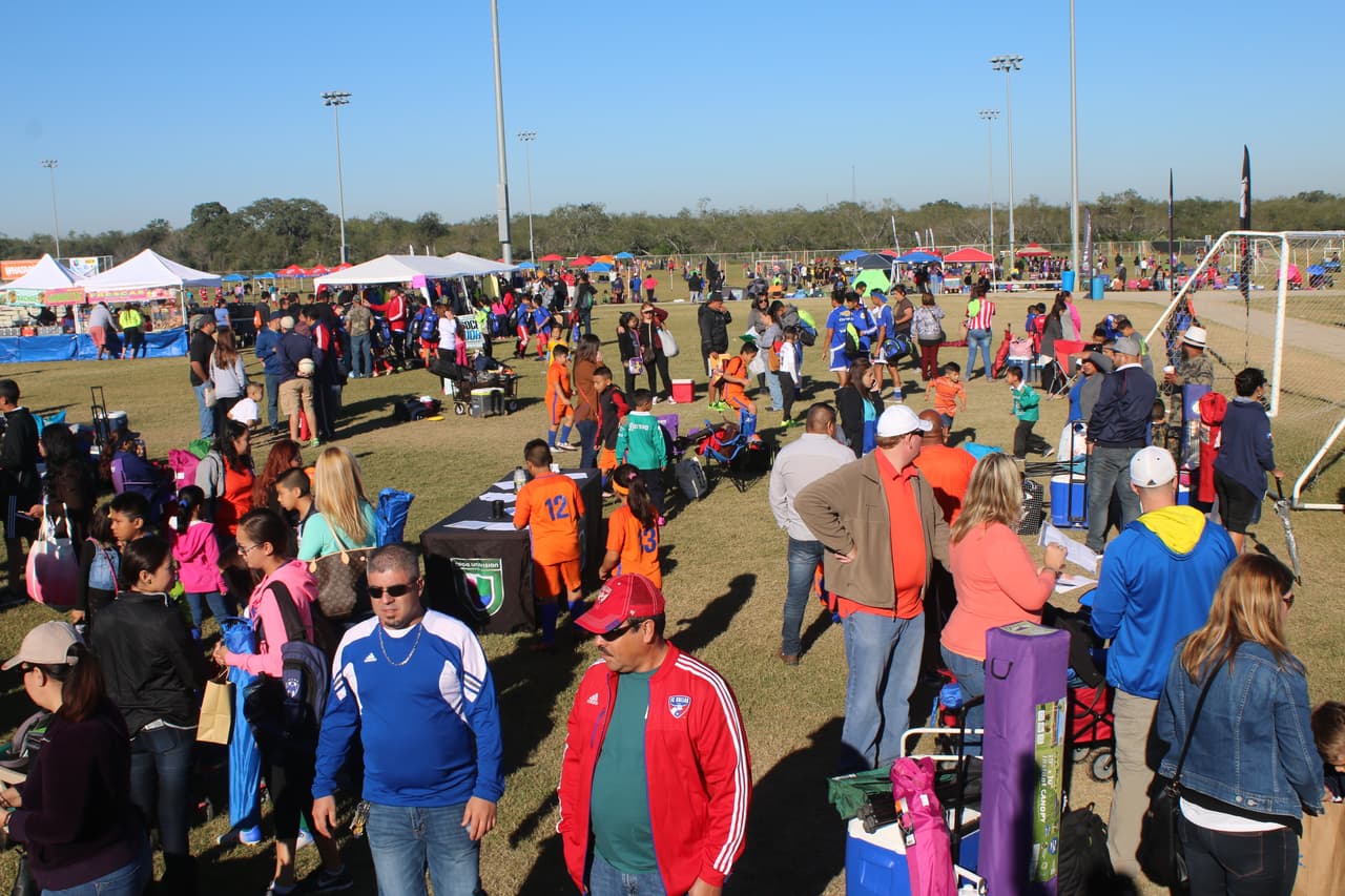 Decenas de personas disfrutaron este 22 de octubre de la más reciente edición de Copa Univision en la ciudad texana en donde practicaron su deporta favorito y convivieron con su comunidad.