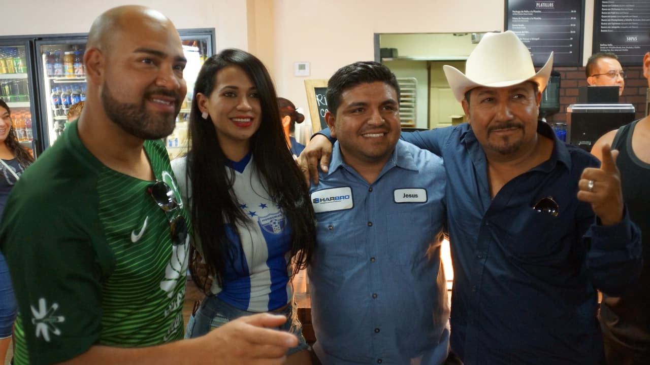 La Hondureña confía en que su selección le gane a México y en un próximo partido, y no tiene problema con seguir pagando apuestas hasta lograr que El Feo y El Pelón sean los que paguen el siguiente reto.