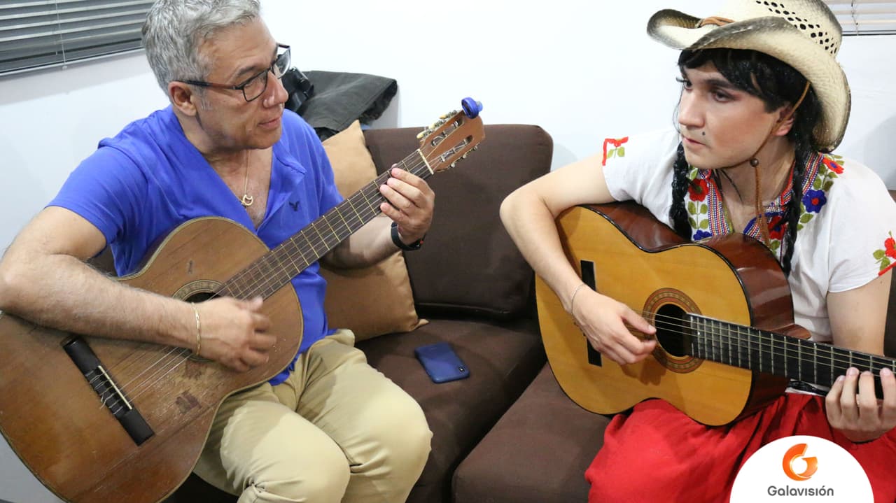 José Miguel ensayando su canción para la serenata de la abue Lupe.