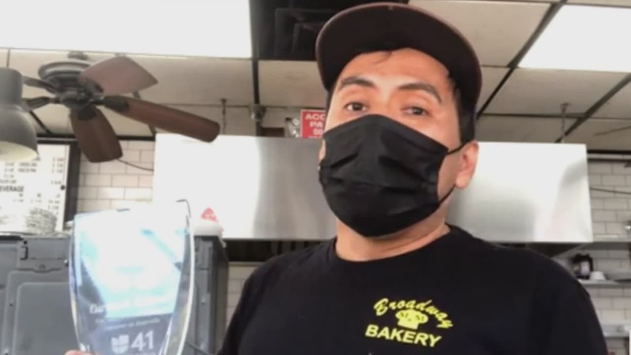 Abril: Carlos Espinoza. Este hispano es dueño de una panadería en Queens y en medio de la pandemia decidió brindar ayuda a todas las personas que no tenían los recursos necesarios para llevar un plato de comida a casa.
<br> 
<a href="https://univision.wyng.com/Angel_del_41_2021" target="_blank">Haz clic aquí para votar</a>
<br>