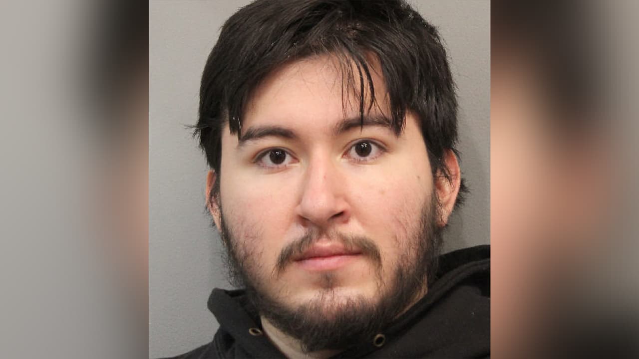 Irvin Garcia, enfrenta dos cargos por solicitud en línea de un menor de edad. Este hombre habló con dos de los investigadores y admitió viajar para conocer a una o posiblemente a dos mujeres menores de edad para tener sexo.