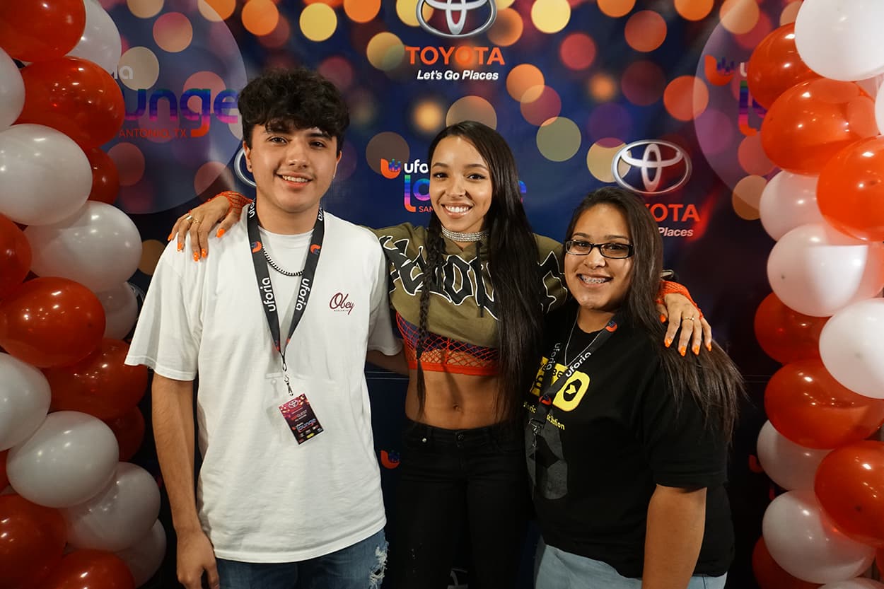 Tinashe stops by the Uforia Lounge for a quick acoustic session and a meet and greet.