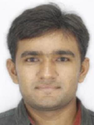 Bhadreshkumar Chetanbhai Patel, de 26 años, 
<b>es buscado por el <a href="https://www.univision.com/temas/asesinatos">asesinato </a>de su esposa en Maryland en 2015</b>. 
<br>
<br>
<b>Fue agregado a la lista de los 10 fugitivos más buscados por el FBI en 2017, siendo la última incorporación del grupo</b>. La agencia ofrece una recompensa de hasta 100,000 dólares por información que conduzca a su captura. 
<br>
<br>Chetanbhai Patel, originario de la India, había estado viajando en 
<a href="https://www.univision.com/temas/estados-unidos-de-america">Estados Unidos</a> con su esposa de 21 años. 
<b>En el momento del asesinato, ambos trabajaban en el turno de noche en una tienda de donas en Hanover, Maryland</b>, propiedad de un pariente de Patel. 
<br>
<br>Justo antes de la medianoche del 12 de abril de 2015, mientras los clientes estaban en el frente de la tienda, 
<b>Patel apuñaló a su esposa, Palak Patel, varias veces en la parte trasera de la tienda y se fue por una puerta trasera. </b>
<br>