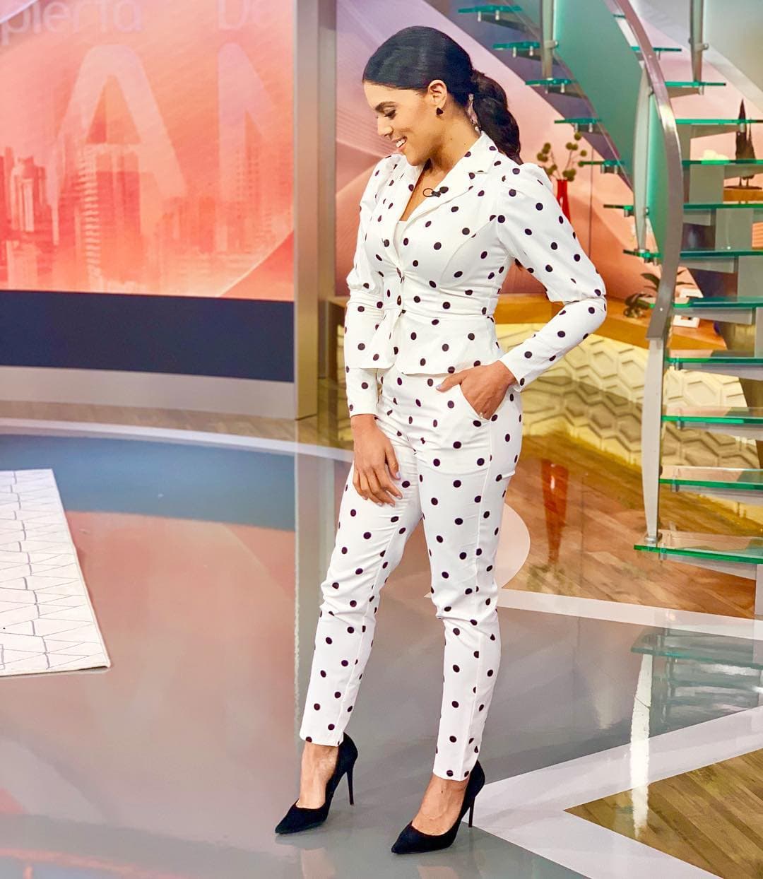 Anteriormente, llevó un conjunto con el que enamoró a sus seguidores de redes sociales compuesto por 'blazer' y pantalón de lunares ajustado al cuerpo.