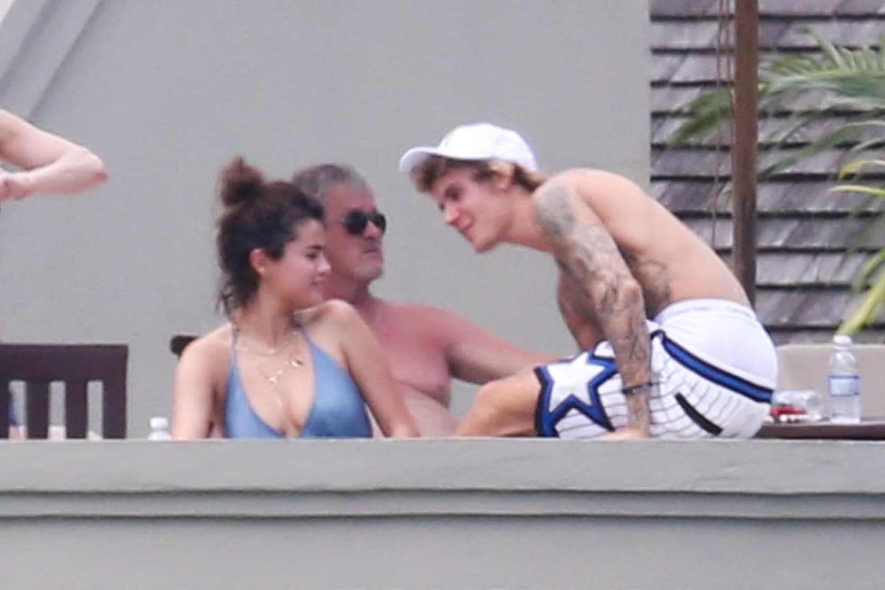 Justin Bieber y Selena Gómez fueron captados en Jamaica donde se encuentran desde el pasado 17 de febrero para acudir a la boda del padre del cantante, Jeremy Bieber.