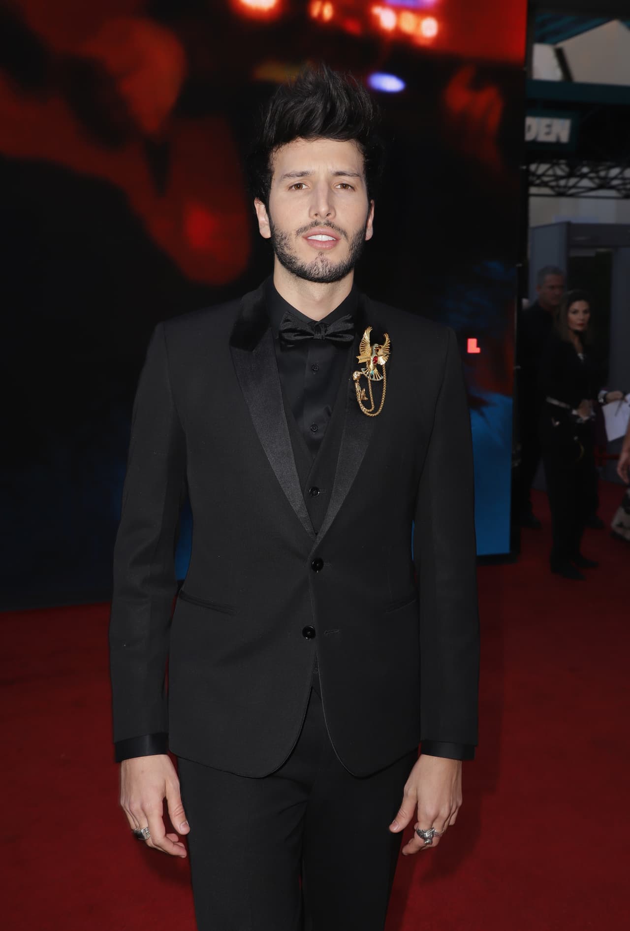 Los hombres colombianos no sólo se apoderaron del Latin GRAMMY 2018, tambiñen fueron los protagonisras de algombra roja, para ejemplo, el buen look que llevaba Sebastián Yatra.