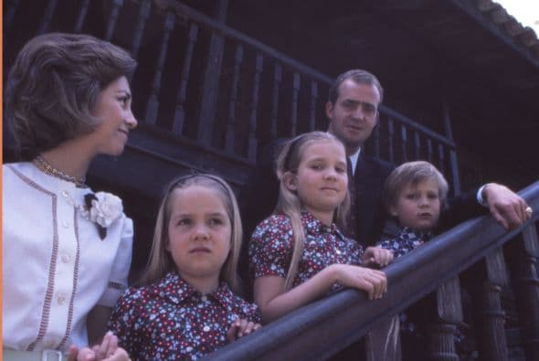 En esta foto está con sus hermanas y sus padres.