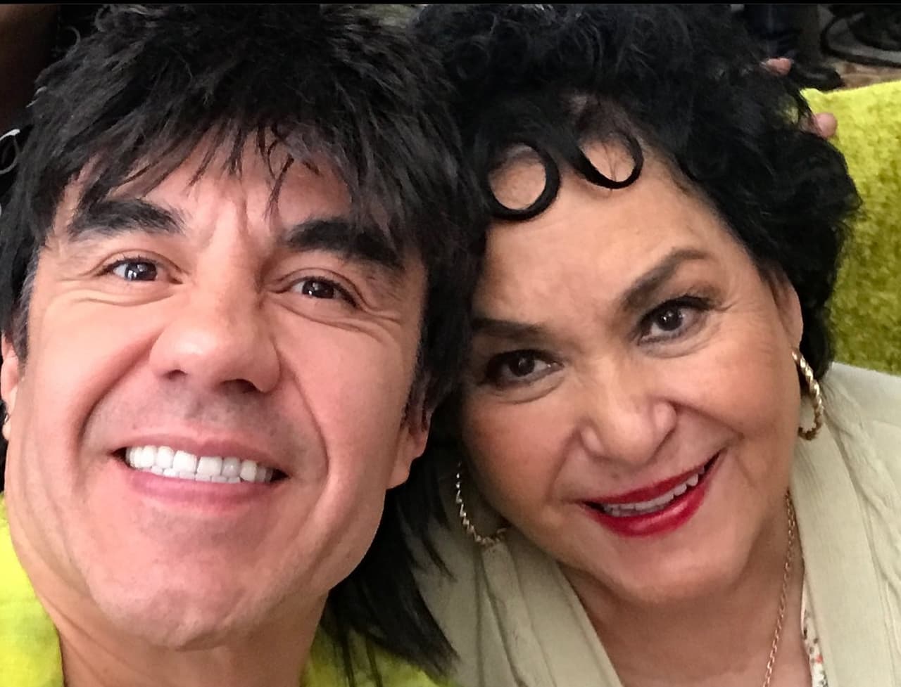 El actor y comediante
<b>Adrián Uribe</b>, también conocido como ‘El Vítor’, compartió infinidad de momentos con
<b>Carmen Salinas</b> en la serie ‘Nosotros los Guapos’, comedia en la que la primera actriz interpretó a ‘
<b>Doña Cuca</b>’.
<br>