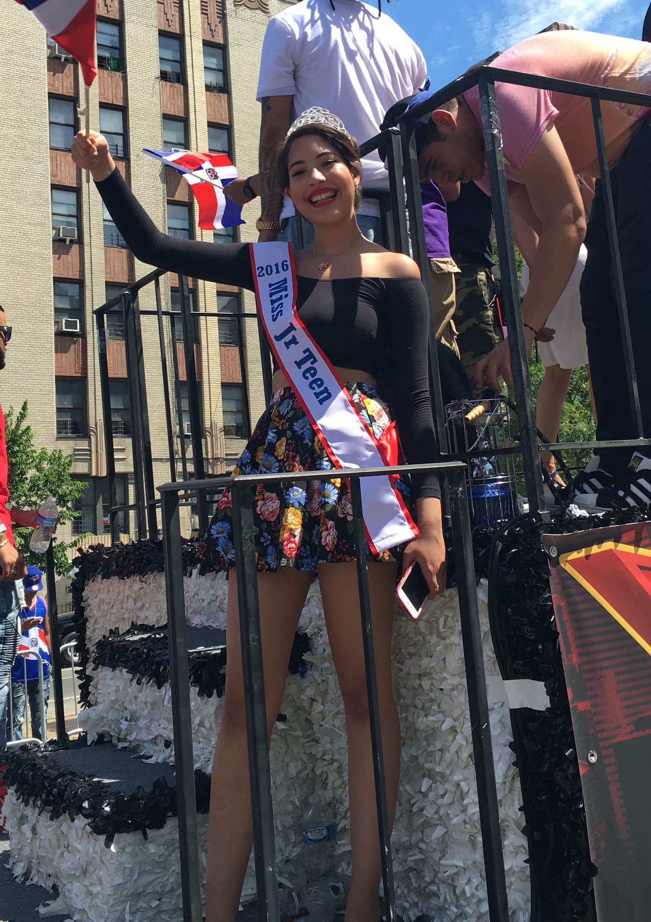 La música, la alegría y el orgullo dominicano fueron los protagonistas del vigésimo séptimo Desfile Dominicano en el Bronx.