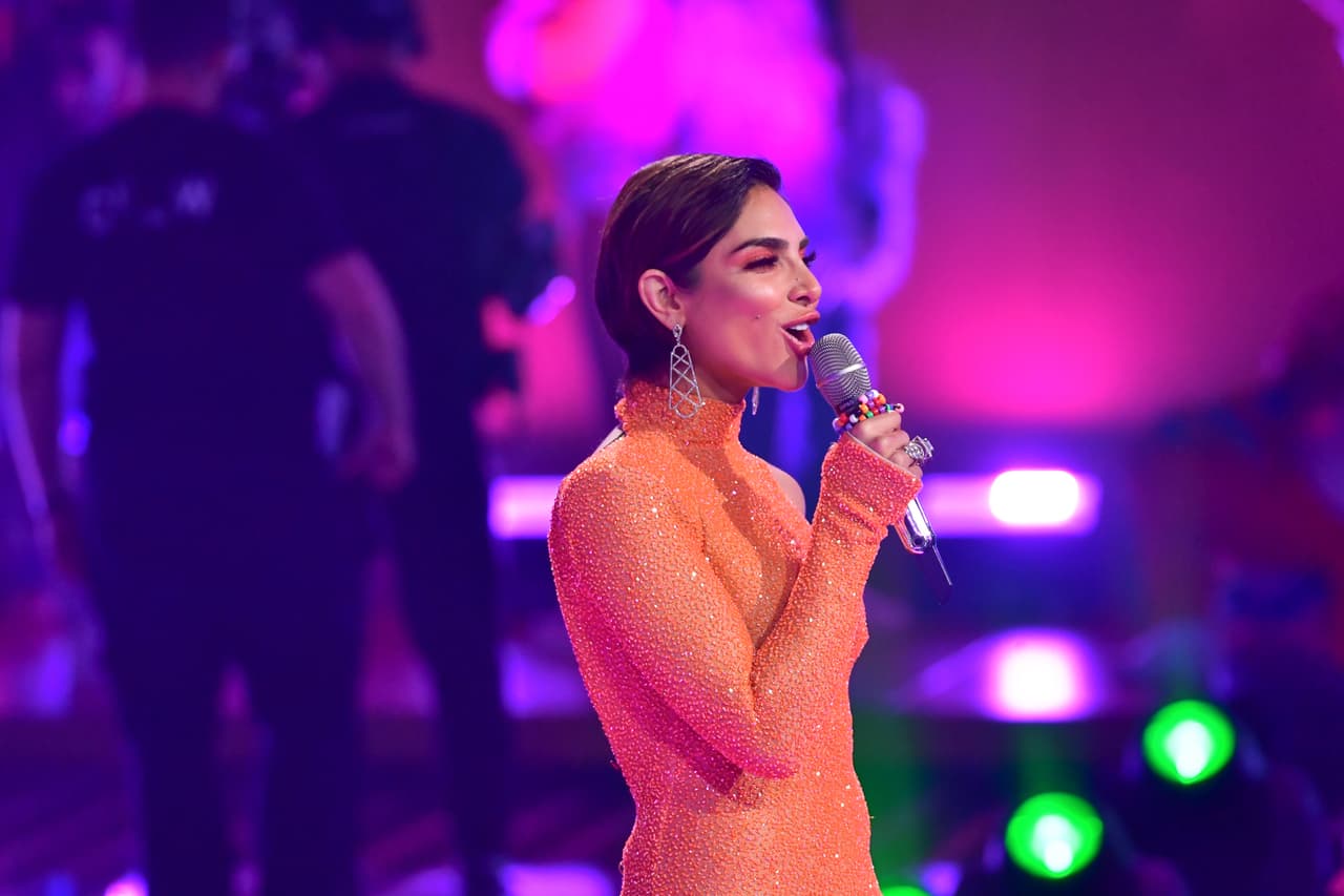 “Nos encantó este look sin manga y en naranja, dos elementos de la moda que siempre le han quedado muy bien a Alejandra”, dijo su estilista.