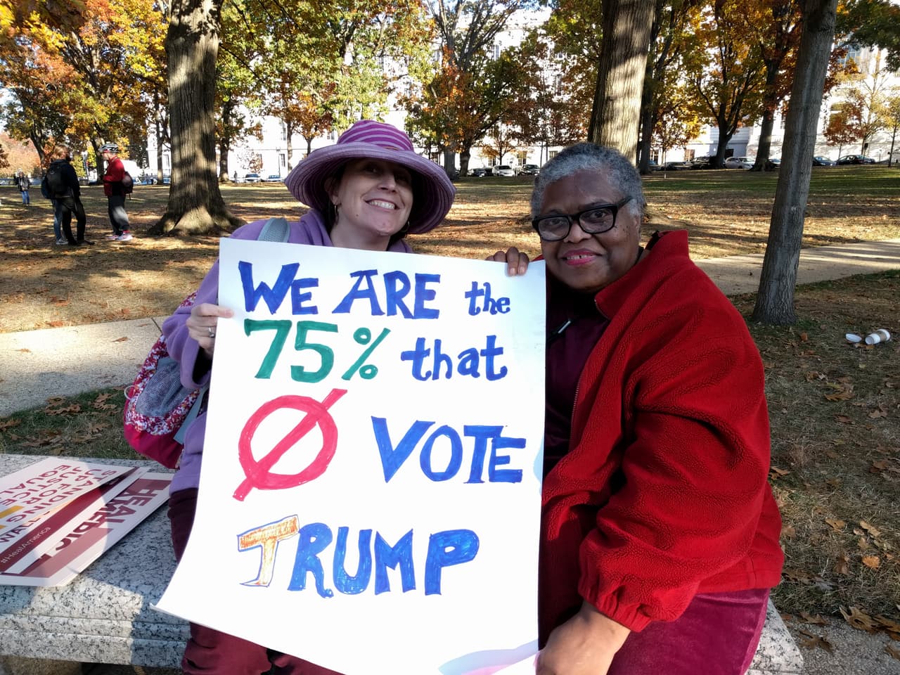 Susan Walker y Laura Schwingel vinieron desde Filadelfia para el mitin de Bernie Sanders en Washington