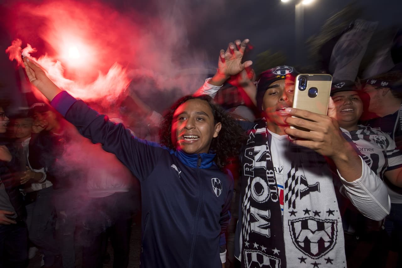 La afición de Rayados muestra confianza en su equipo y llega al Estadio con banderas, cánticos y bengalas.