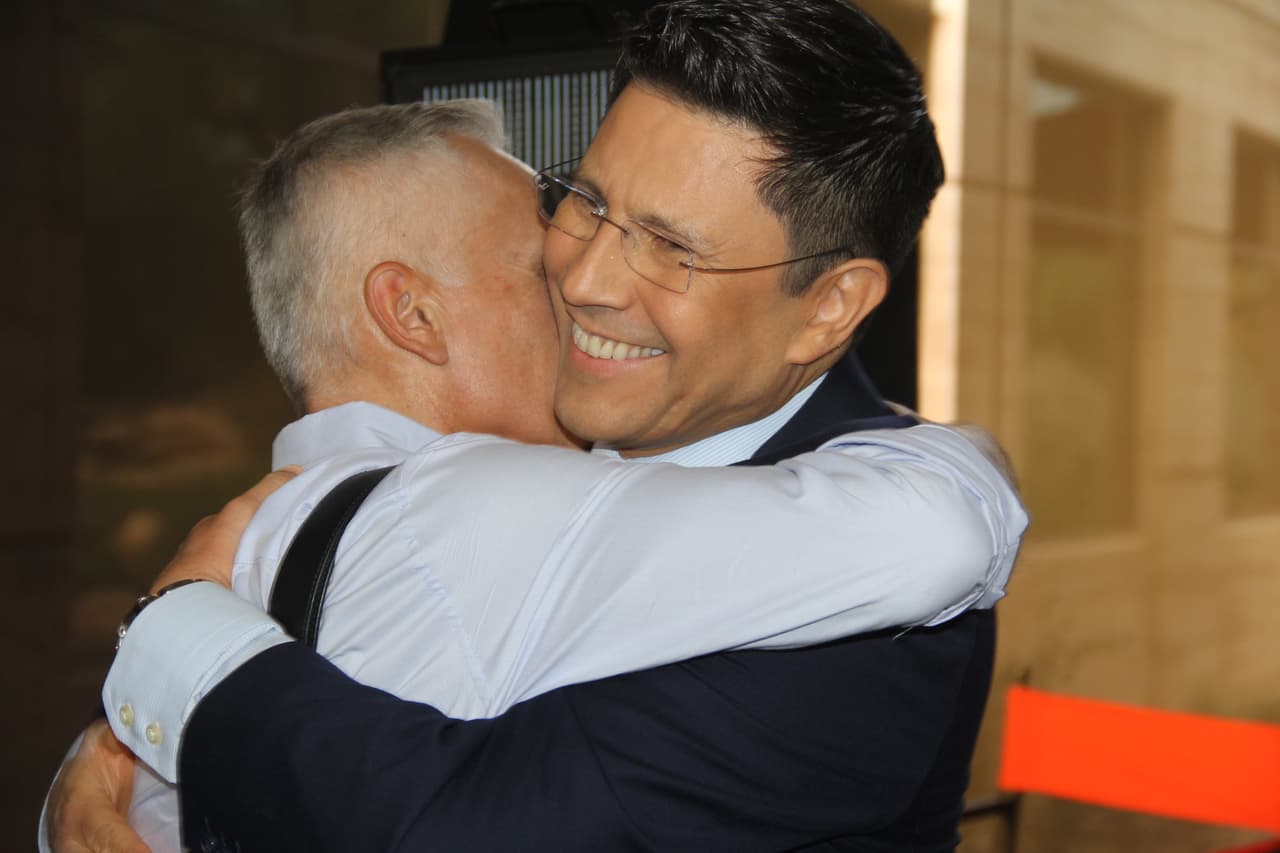 Durante su visita a Phoenix, Jorge Ramos vino a los estudios de Univisión Arizona, donde se reencontró con Sergio Urquidi y le habló sobre su experiencia con Joe Arpaio en el “Tent City”.