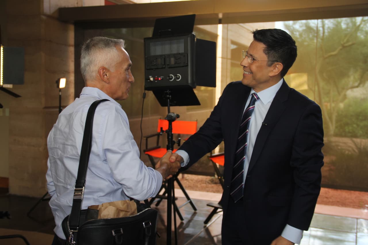 Durante su visita a Phoenix, Jorge Ramos vino a los estudios de Univisión Arizona, donde se reencontró con Sergio Urquidi y le habló sobre su experiencia con Joe Arpaio en el “Tent City”.