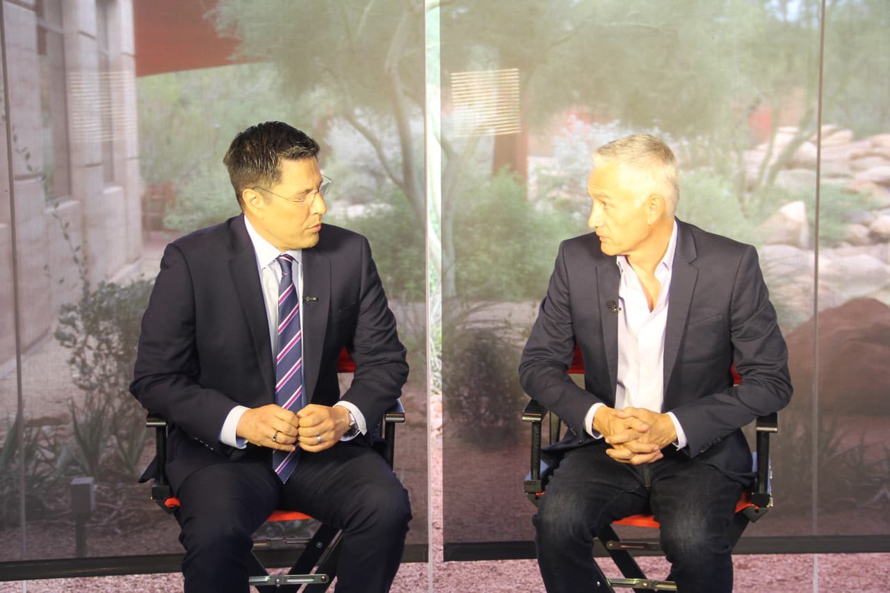 Durante su visita a Phoenix, Jorge Ramos vino a los estudios de Univisión Arizona, donde se reencontró con Sergio Urquidi y le habló sobre su experiencia con Joe Arpaio en el “Tent City”.