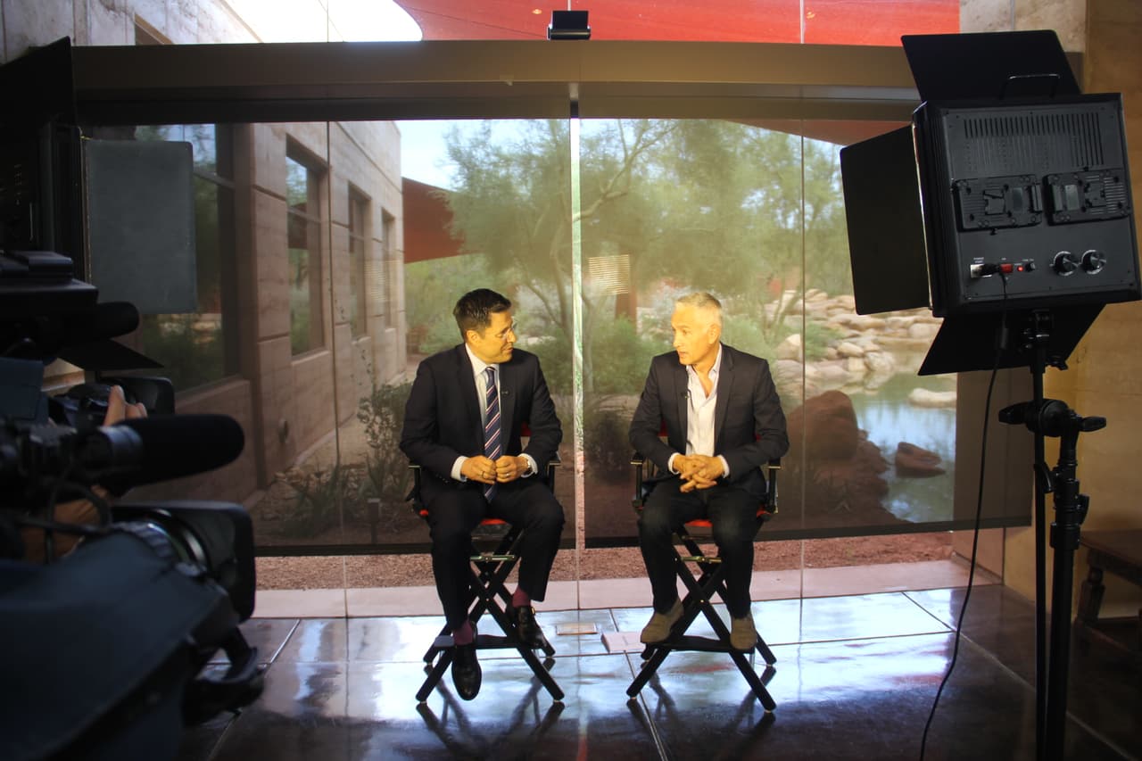 Durante su visita a Phoenix, Jorge Ramos vino a los estudios de Univisión Arizona, donde se reencontró con Sergio Urquidi y le habló sobre su experiencia con Joe Arpaio en el “Tent City”.