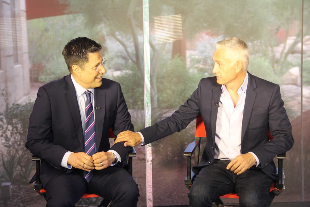 Durante su visita a Phoenix, Jorge Ramos vino a los estudios de Univisión Arizona, donde se reencontró con Sergio Urquidi y le habló sobre su experiencia con Joe Arpaio en el “Tent City”.
