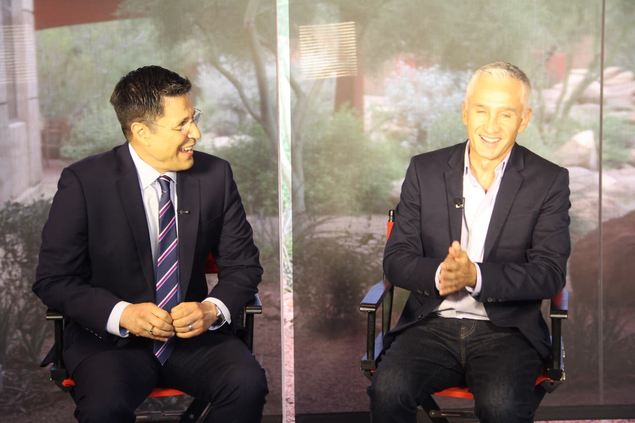 Durante su visita a Phoenix, Jorge Ramos vino a los estudios de Univisión Arizona, donde se reencontró con Sergio Urquidi y le habló sobre su experiencia con Joe Arpaio en el “Tent City”.