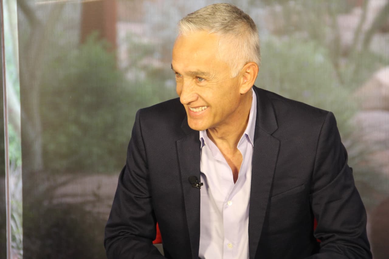 Durante su visita a Phoenix, Jorge Ramos vino a los estudios de Univisión Arizona, donde se reencontró con Sergio Urquidi y le habló sobre su experiencia con Joe Arpaio en el “Tent City”.