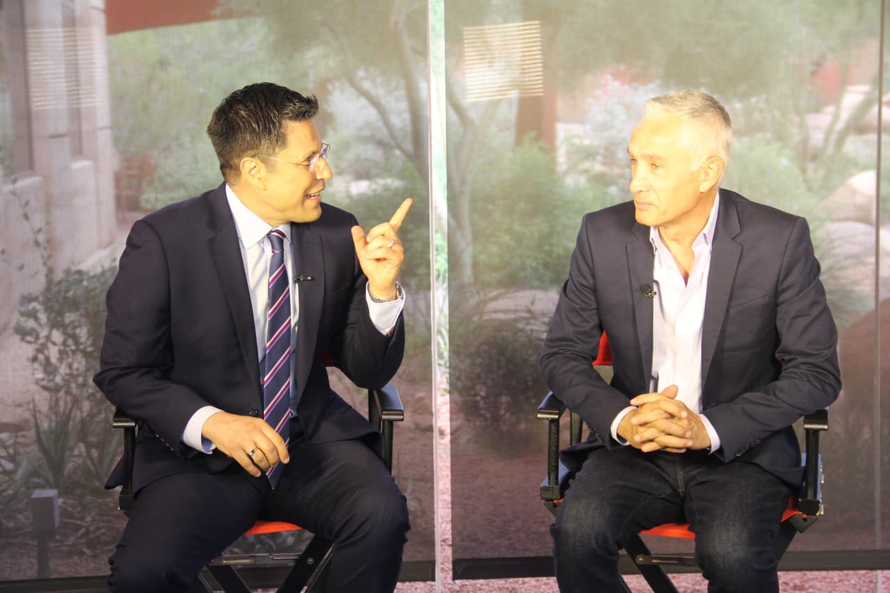 Durante su visita a Phoenix, Jorge Ramos vino a los estudios de Univisión Arizona, donde se reencontró con Sergio Urquidi y le habló sobre su experiencia con Joe Arpaio en el “Tent City”.