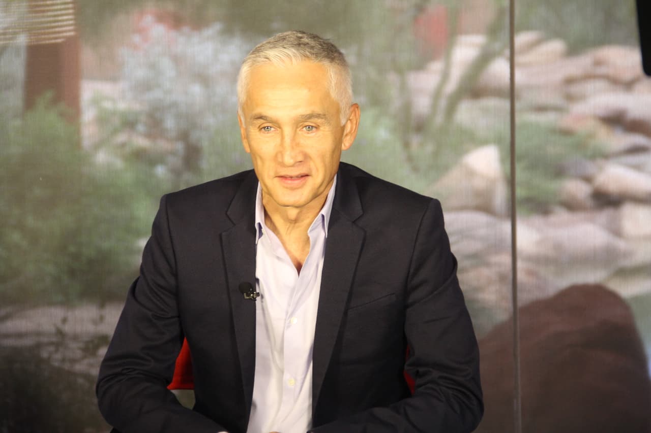 Durante su visita a Phoenix, Jorge Ramos vino a los estudios de Univisión Arizona, donde se reencontró con Sergio Urquidi y le habló sobre su experiencia con Joe Arpaio en el “Tent City”.