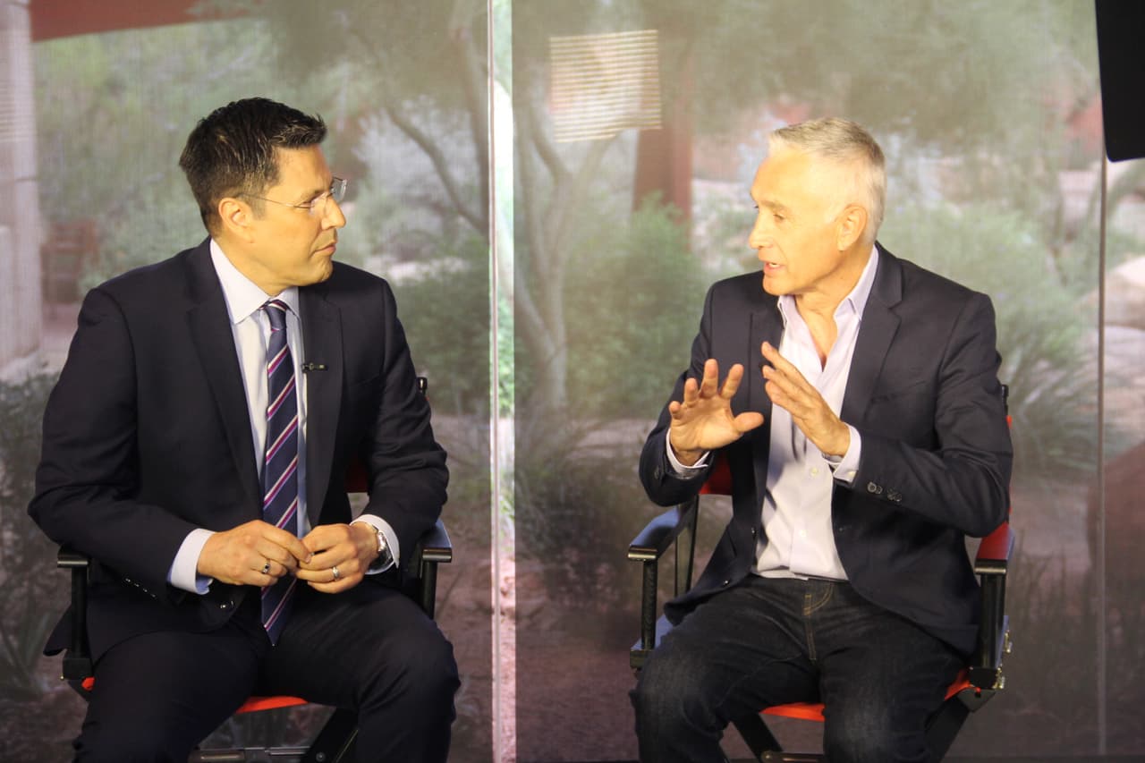 Durante su visita a Phoenix, Jorge Ramos vino a los estudios de Univisión Arizona, donde se reencontró con Sergio Urquidi y le habló sobre su experiencia con Joe Arpaio en el “Tent City”.