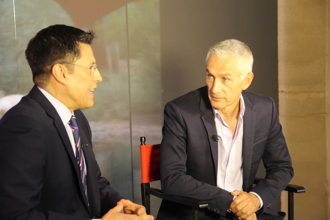 Durante su visita a Phoenix, Jorge Ramos vino a los estudios de Univisión Arizona, donde se reencontró con Sergio Urquidi y le habló sobre su experiencia con Joe Arpaio en el “Tent City”.