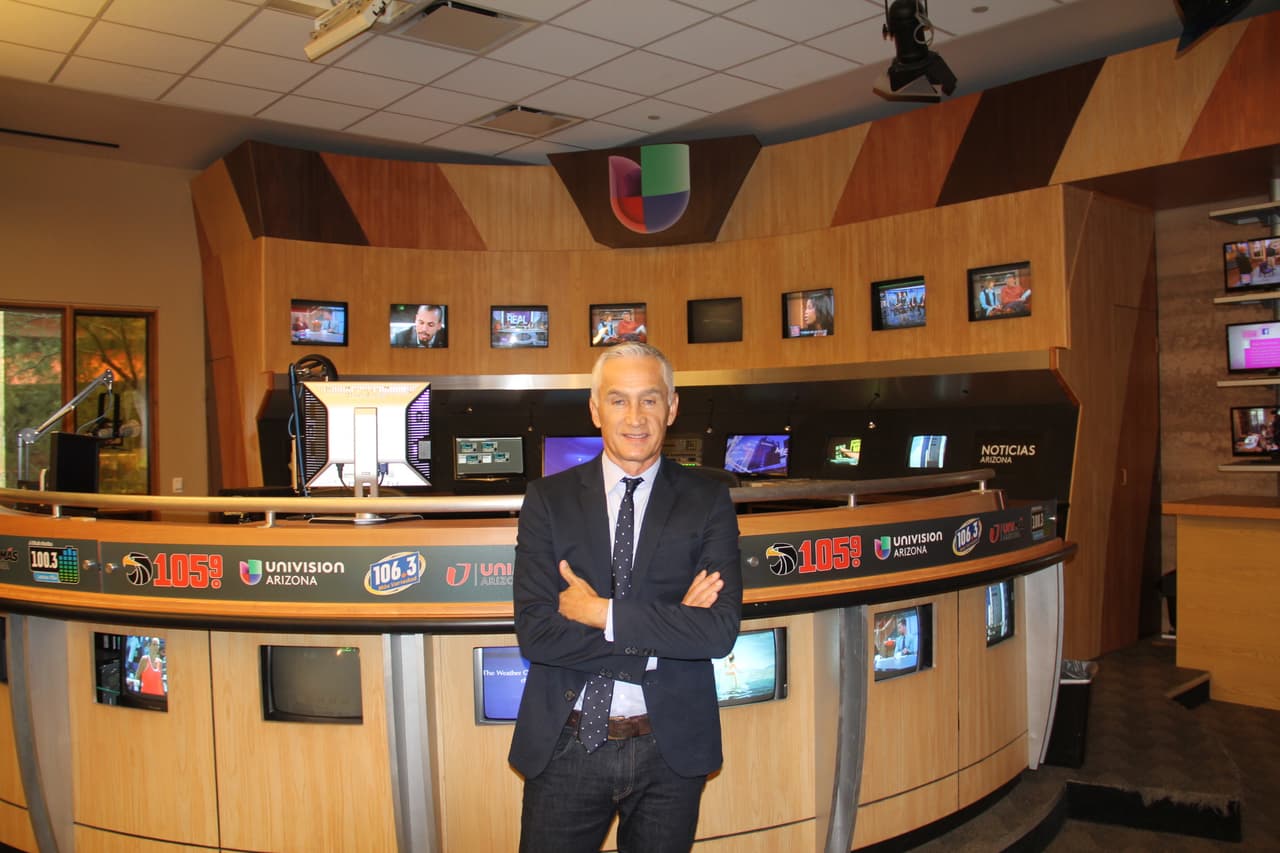 Durante su visita a Phoenix, Jorge Ramos vino a los estudios de Univisión Arizona, donde se reencontró con Sergio Urquidi y le habló sobre su experiencia con Joe Arpaio en el “Tent City”.