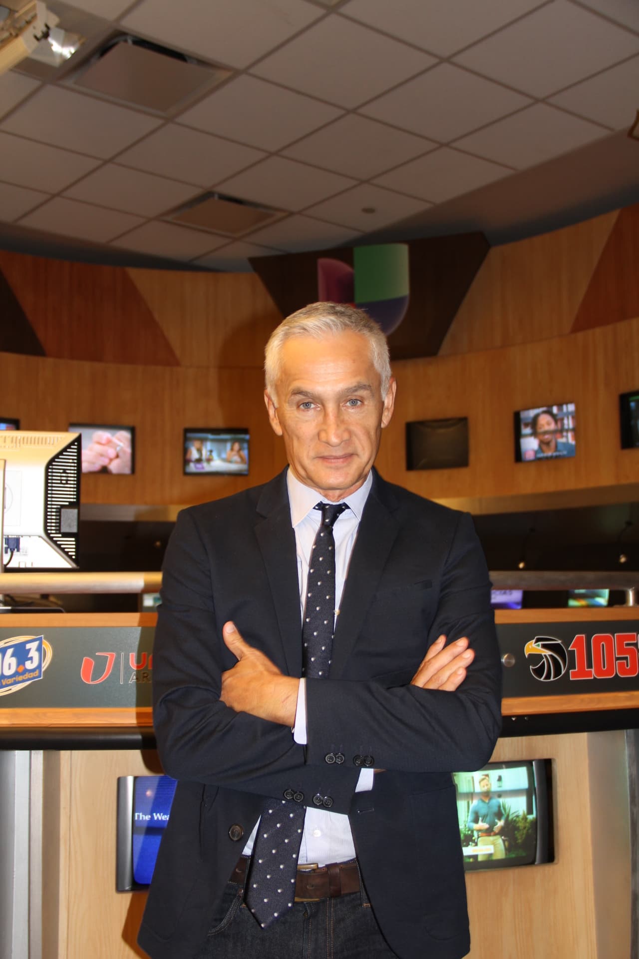 Durante su visita a Phoenix, Jorge Ramos vino los estudios de Univisión Arizona, donde se reencontró con Sergio Urquidi y le habló sobre su experiencia con Joe Arpaio en el “Tent City”.