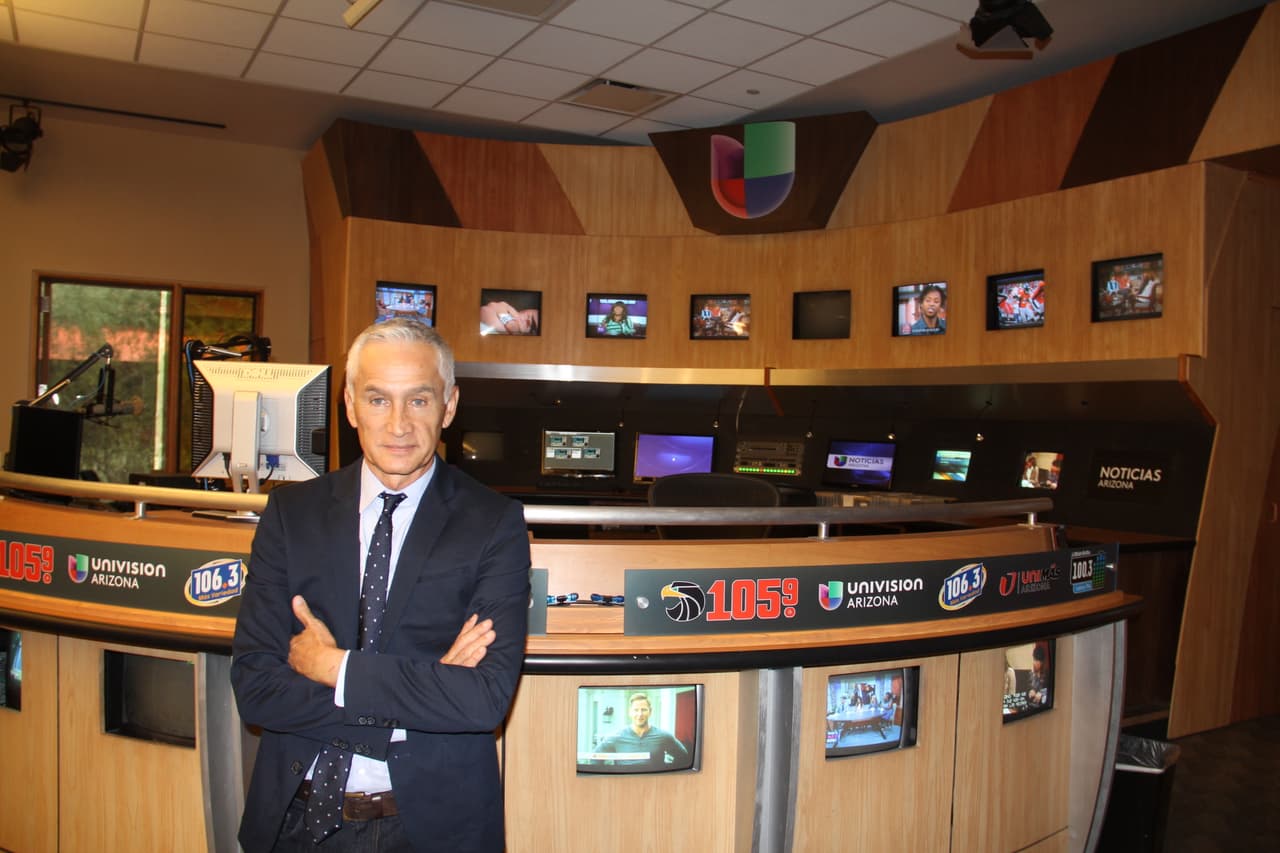 Durante su visita a Phoenix, Jorge Ramos vino a los estudios de Univisión Arizona, donde se reencontró con Sergio Urquidi y le habló sobre su experiencia con Joe Arpaio en el “Tent City”.