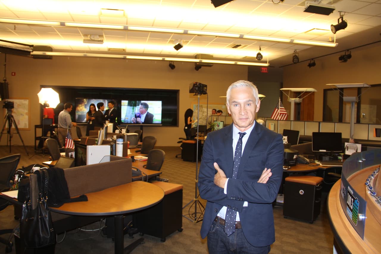 Durante su visita a Phoenix, Jorge Ramos vino a los estudios de Univisión Arizona, donde se reencontró con Sergio Urquidi y le habló sobre su experiencia con Joe Arpaio en el “Tent City”.