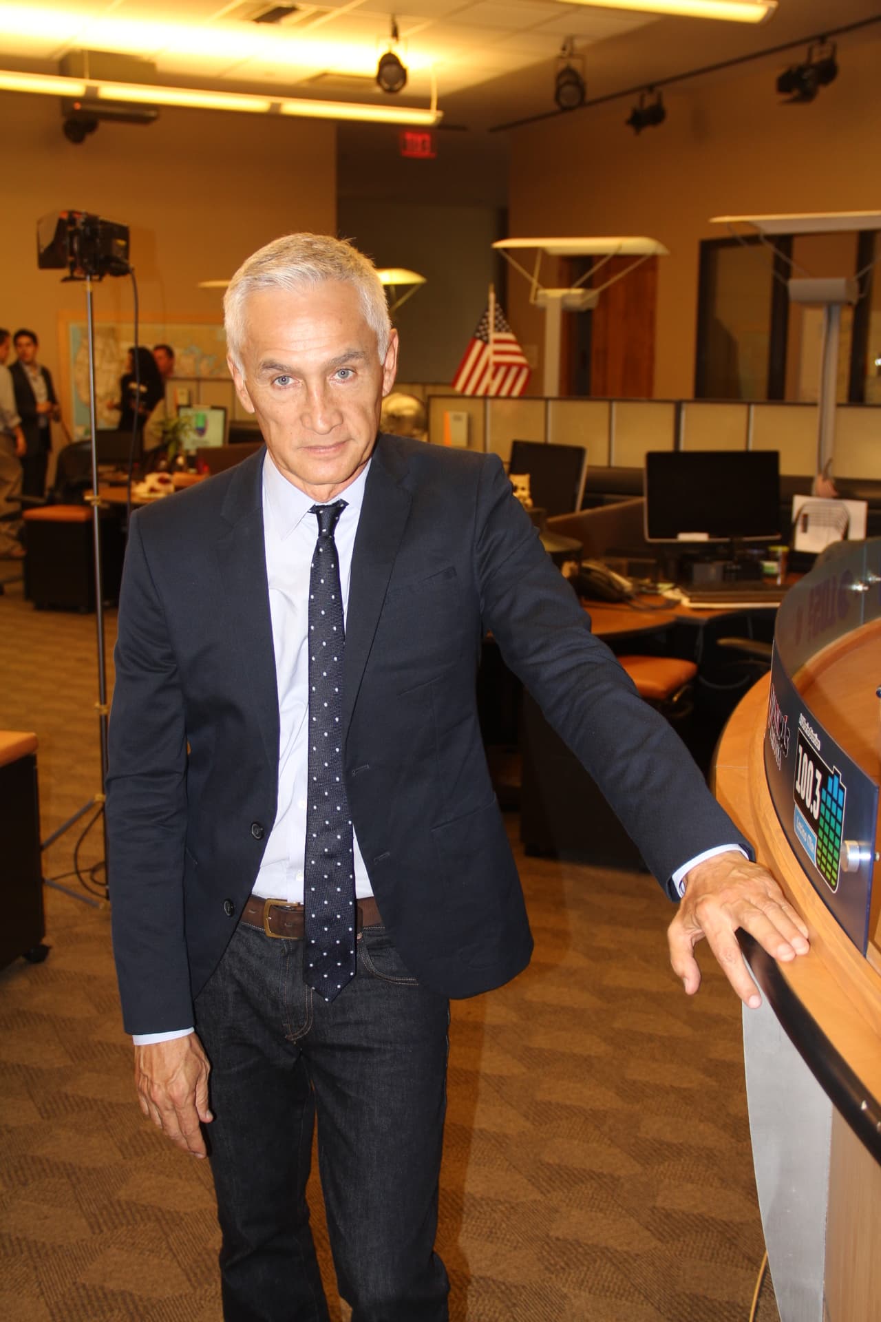 Durante su visita a Phoenix, Jorge Ramos vino a los estudios de Univisión Arizona, donde se reencontró con Sergio Urquidi y le habló sobre su experiencia con Joe Arpaio en el “Tent City”.