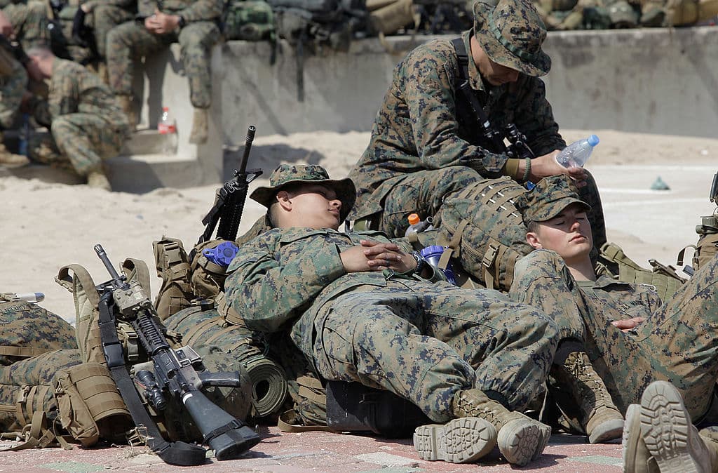 ¿Por qué la Marina estadounidense prohibió a sus militares salir de su base en Japón?