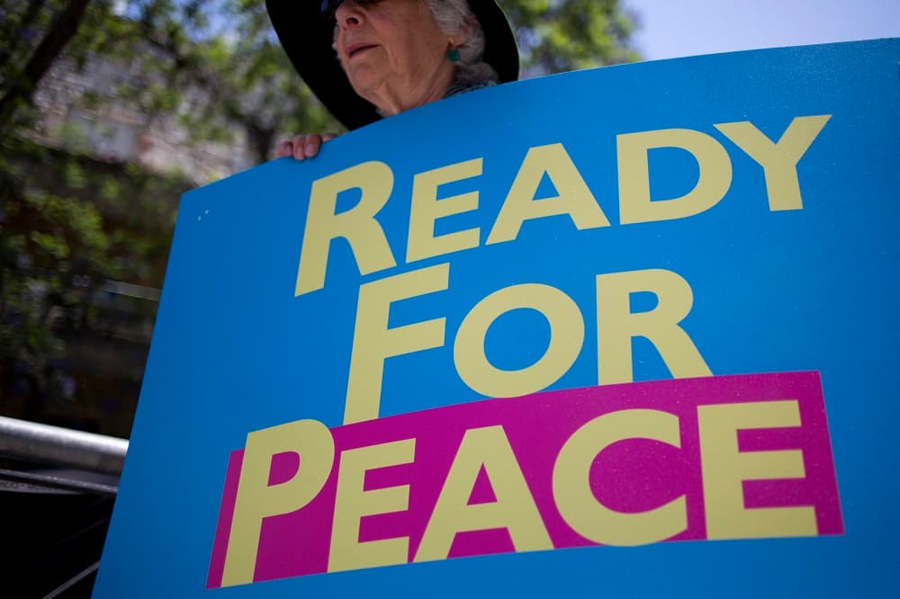 El proceso de paz entre Israel-Palestina será otro de los temas principales de esta visita. El secretario de Estado,
<b><a href="http://www.univision.com/temas/rex-tillerson">Rex Tillerson</a></b>, aludió a "una oportunidad para hacer avanzar la paz" con ocasión de esta visita.