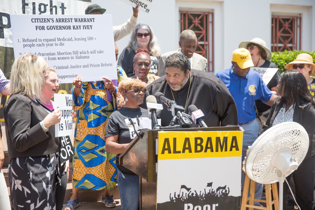 El reverendo William Barber II, otra de las voces que se han alzado para condenar la restrictiva prohibición aprobada en el estado, que aún no está vigente, gracias a las demandas que la ACLU y Planned Parenthood le han interpuesto en corte.