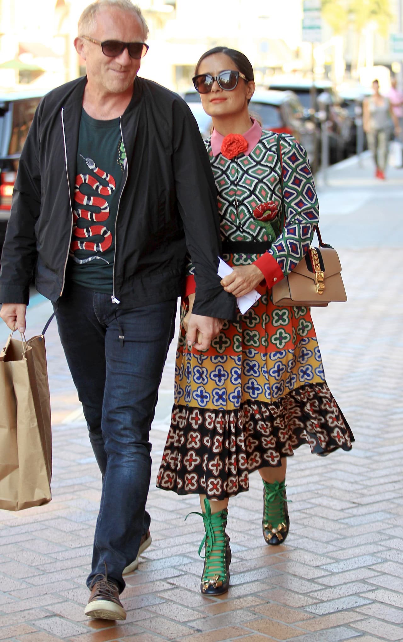 Muy sonrientes, siguieron su paseo por las calles de Beverly Hills.