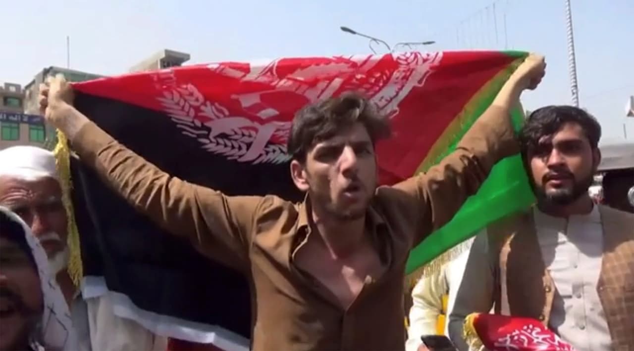 Un hombre sostiene la bandera de Afganistán durante una protesta contra el talibán en Jalalabad, el 18 de agosto. Militantes talibanes atacaron a los manifestantes en el este de Afganistán que se atrevieron a quitar la bandera blanco y negro del grupo y reemplazarla con la bandera tricolor del país.
<br>
<br>Al menos una persona murió en la refriega que alimentó los temores sobre cómo los insurgentes mantendrán el poder por la fuerza en esta nación.
<br>