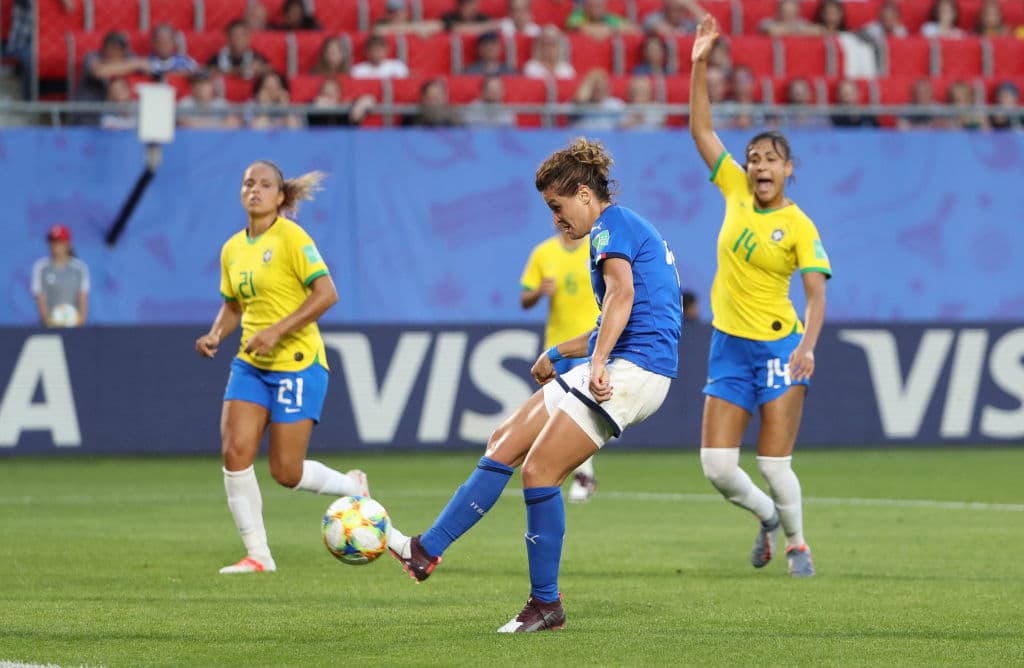 Más adelante en el partido, Laura Giuliani hbía marcado el que parecía ser el primer gol de Italia en el partido. Sin embargo, el gol se invalidó por posición fuera de juego, no sin antes derivar en las enérgicas protestas de las Azzurri.