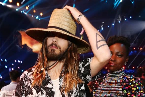 Mira nada más los ojitos que hace la actriz cuando observa al galanazo.