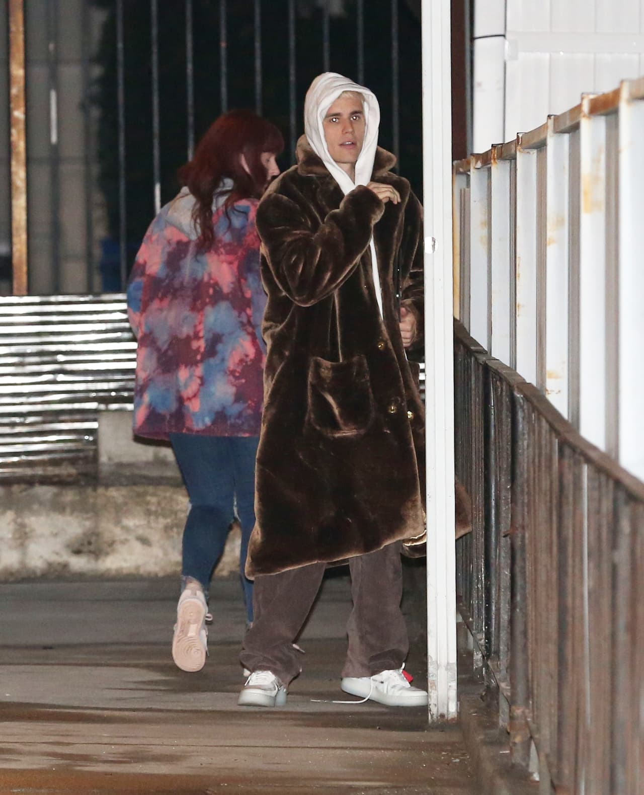 El esposo de 
<a target="_blank" href="https://www.univision.com/temas/hailey-baldwin">Hailey Baldwin</a> se tapó con una chaqueta con un gorro, en un aparente intento por ocultar de la lente de los paparazzi su nuevo tatuaje en el cuello, aunque sí se alcanzaron a ver algunos detalles.