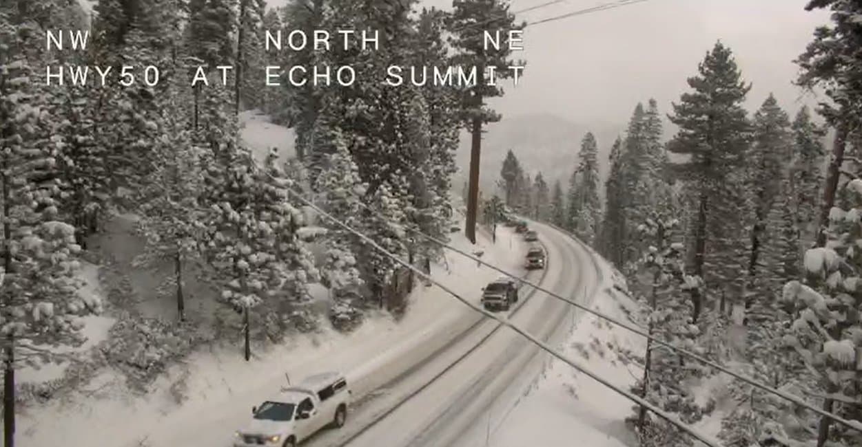 Por su parte, el Distrito 3 de Caltrans compartió la situación en la autopista 50 R-2 Freds to Meyers, recordando que la zona también requiere cadenas para el tránsito.