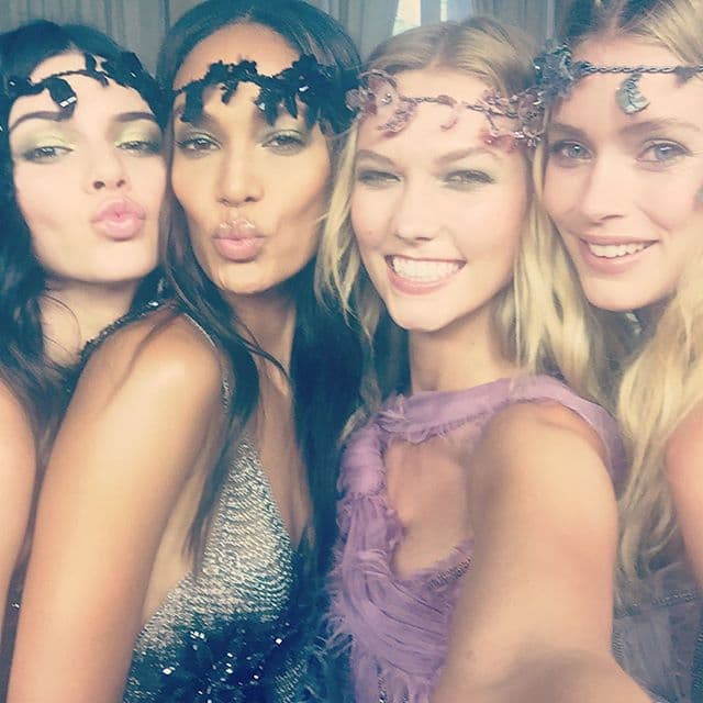Al bajar de la pasarela aprovechó para tomarse un momento al lado de sus amigas y supermodelos, Joan Smalls, Karlie Kloss y Doutzen Kroes. ¡Kendall nunca deja de sorprendernos!