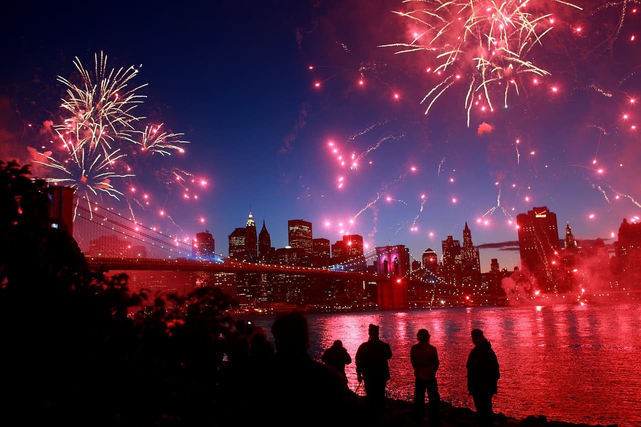 La celebración del 125 aniversario del puente de Brooklyn en 2008, con fuegos artificiales disparados desde el puente y que caen sobre el East River.