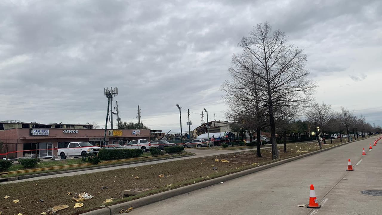 Personal de la Agencia de Alcohol, Tabaco, Armas de Fuego y Explosivos (ATF) continúan trabajando en el área.