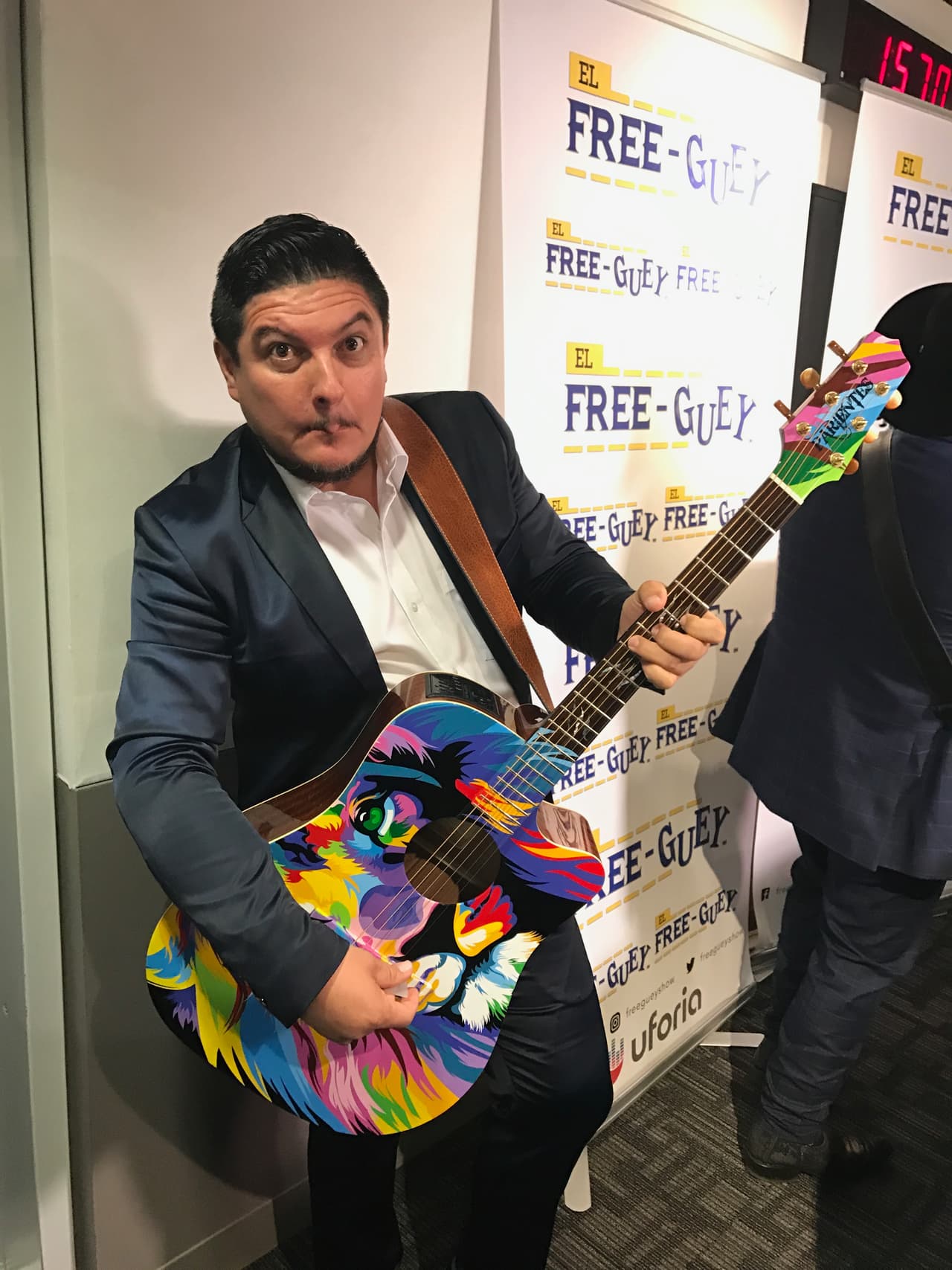 El Compa Ivan, El Tambochi y La Bronca se tomaron fotos, cantaron y hablaron de todo un poco con el compositor sinaloense.