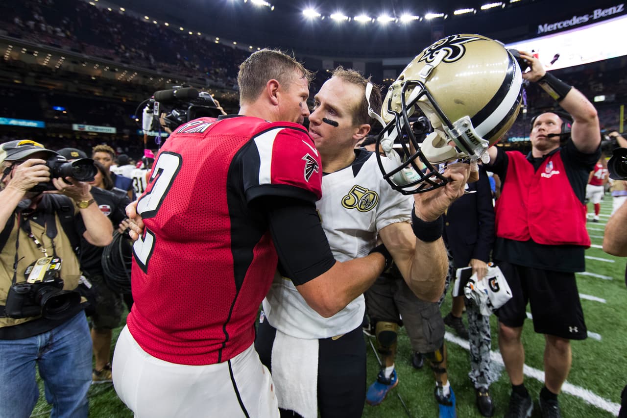 También están los casos de 
<a href="https://translate.googleusercontent.com/translate_c?depth=1&hl=es&ie=UTF8&prev=_t&rurl=translate.google.com&sl=en&sp=nmt4&tl=es&u=http://www.nfl.com/player/drewbrees/2504775/profile&usg=ALkJrhhser-vZ5Gu97VR9fSakoLMslIgaA">Drew Brees</a> y 
<a href="https://translate.googleusercontent.com/translate_c?depth=1&hl=es&ie=UTF8&prev=_t&rurl=translate.google.com&sl=en&sp=nmt4&tl=es&u=http://www.nfl.com/player/mattryan/310/profile&usg=ALkJrhhZ4sGRzB7w6wBnappFwZb60kh35Q">Matt Ryan</a>, ambos en la línea de nuevos contratos en el futuro cercano que no sería de extrañarse superen los $31-33 millones por año.